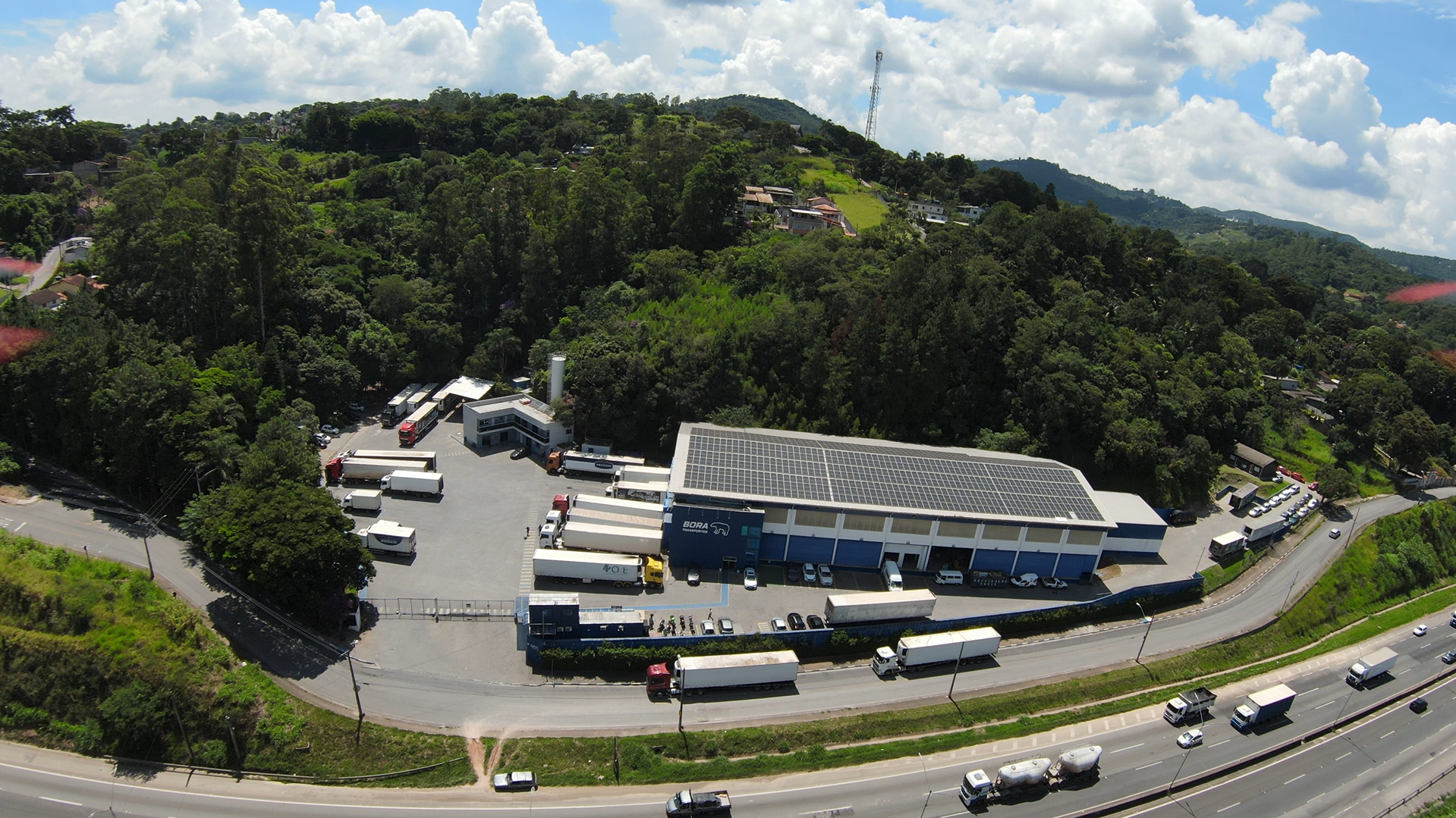 Frota Bora Transportes na rodovia
