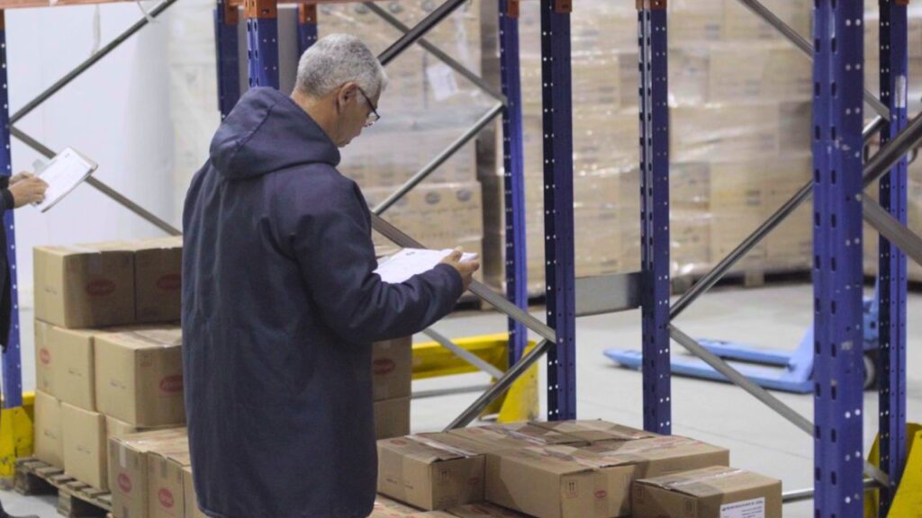 Controle e conferência de carga para evitar quebra de temperatura no transporte de alimentos.