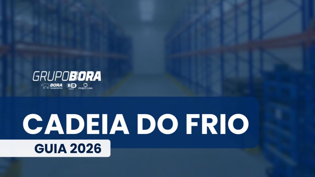 Câmara fria e pallets com produtos representam a cadeia do frio no transporte de alimentos sob temperatura controlada.